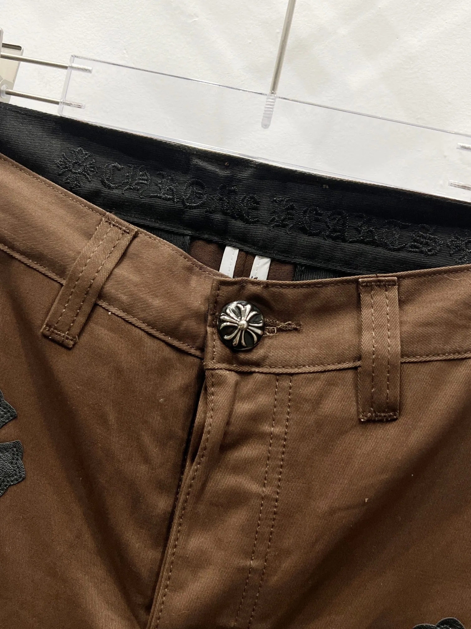 P260 Style No.: (c046) ChromeHearts & ChromeHearts brown casual pants and jeans, original hardware accessories, washed and other hanging tags, QR code analysis is from the original factory, high degree of restoration, you are welcome to compare the products~ Three-dimensional version Loose and comfortable, not picky about the figure, taller and slimmer, factory Seiko, original quality control, same style for men and women, can be matched with couples, versatile recommendation, must-have jeans for all seasons, fashionable people have been disappointed From the quality selection of fabrics, the tailoring of details, and the matching of patterns, everything is impeccable! The upper body is so handsome when worn...it can be easily worn by men, women and children! The craftsmanship is made of heavy-duty washed pure cotton denim fabric. After washing, it is soft and thick and looks very stylish when worn. Size: 28, 30, 32, 34, 36 (S-XXL) Color: Brown